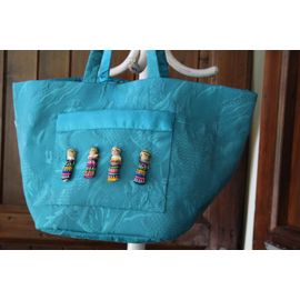 très beau sac neuf turquoise de la créatrice Suzanne & Susan en tissu tapisserie rehaussè de 4 jolis personnages.