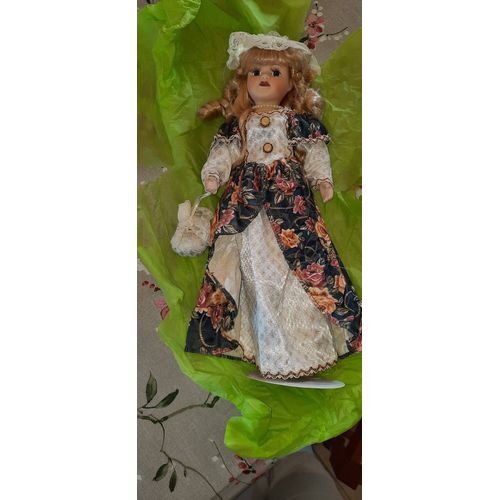 Poupée En Porcelaine, Perles