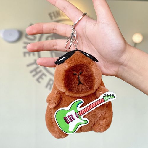 Jouet En Peluche Mignon De Cochon Aquatique Kartibara Avec Porte-Clés Et Accessoire Pour Sac En Vert Et Marron Foncé Taille 12 Cm