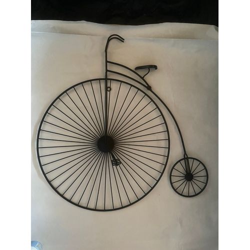 Grand Bi décoratif en fer forgé noir: Bicyclette vintage avec roues de dimensions différentes