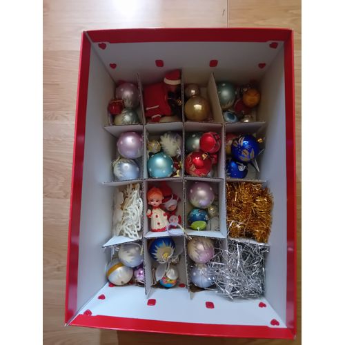 Carton de décorations de Noël ( guirlandes, boucles de Noël et autres )