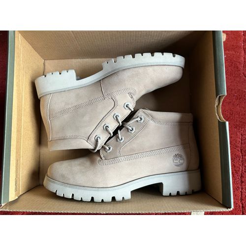 Vends Chaussures Montantes Marques Timberland Quasi Neuf Encore Dans Sa Boite. Taille 37.5 Hyper Légère. Prix 80€ A Deb.