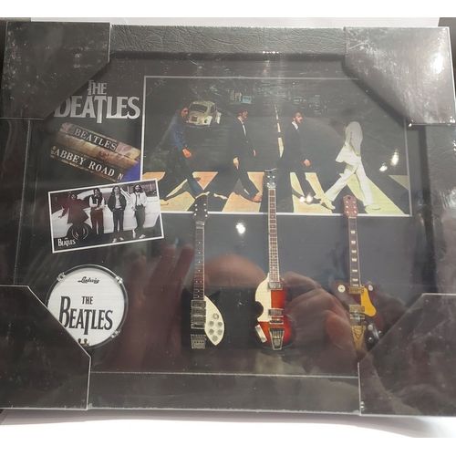 Cadre Verre Guitares Tribute 30x25cm The Beatles