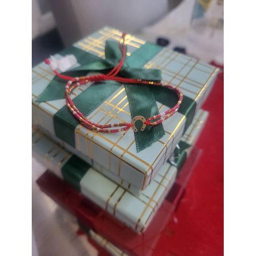 14k Gold Horseshoe And Red String Bracelet, One Size Fits All ¿