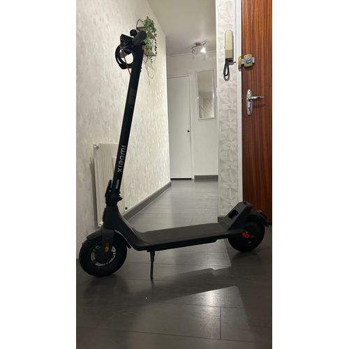 Trottinette Xiaomi Scooter 4 Lite (2nd Gen) Noir. Autonomie: 25 Km• Charge Standard (8h)• Puissance Moteur : 300 W• Poids Standard (16,2 Kg)