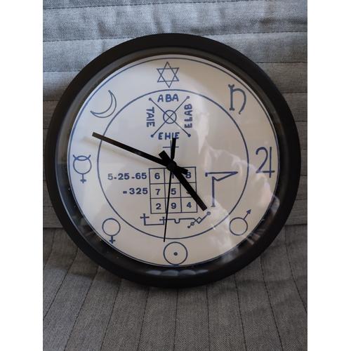 horloge plastique, pentacle de protection universel