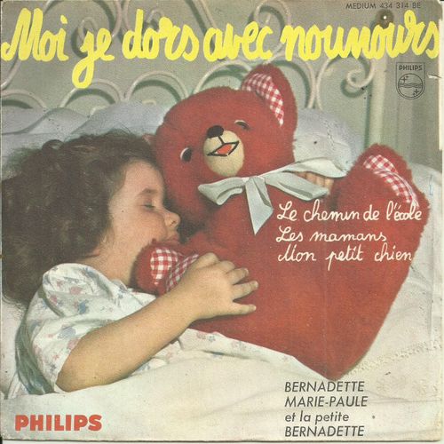 Bernadette, Marie-Paule Et La Petite Bernadette Chorale "La Chanterelle" : Moi Je Dors Avec Nounours (J. Darler, E. Defacq) 3'12 - Le Chemin De L'école 2'40 / Les Mamans 2'35 - Mon Petit Chien 2'13