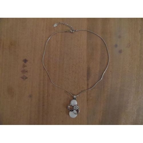 Chaîne Métal Argenté Pendentif Nacre Et Strass