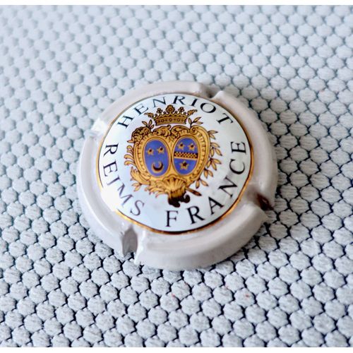 Capsule Champagne Henriot. Reims. Blason Or Et Bleu, Fond Blanc, Tour Gris Taupe