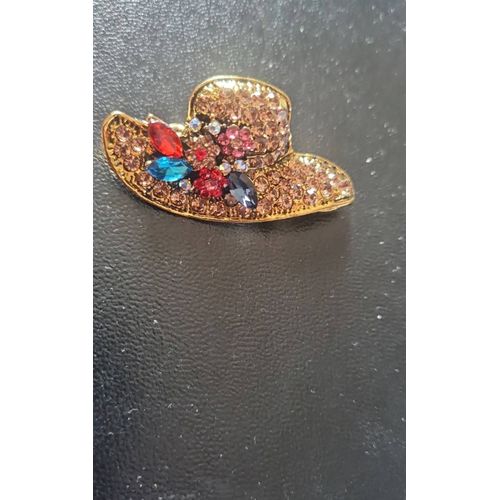 Broche En Forme De Chapeau Dorée Sertie De Pierres