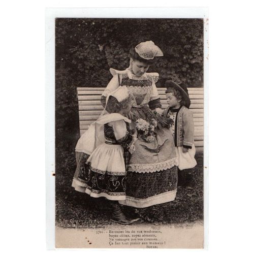 Bretagne, Bretonne Aux Enfants Carte Postale