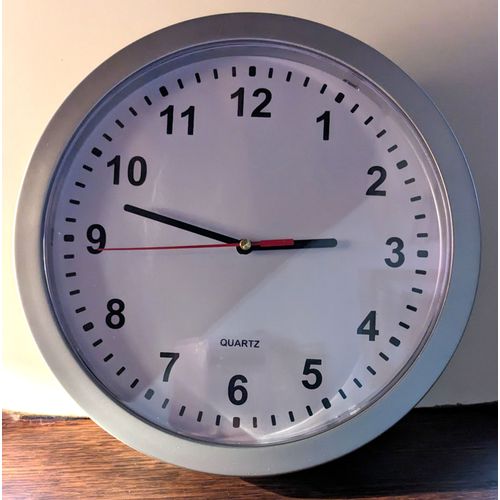 Horloge Murale Avec Coffre À Secret De Couleur Gris Métalisé En Plastique Abs .