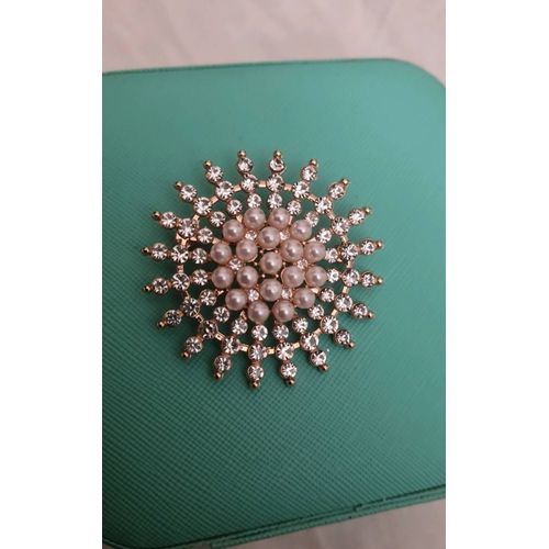 Jolie Broche Centrée De Perles Et Sertie De Zircons