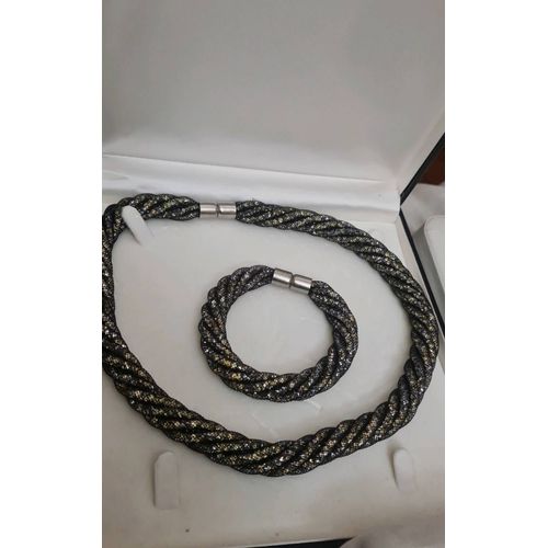 Parure :Collier Et Bracelet.