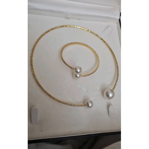Parure Dorée Avec Des Perles Et Des Zircons