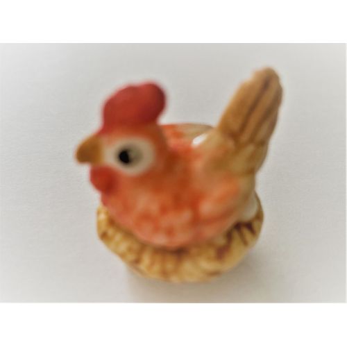 Fève Anciènne Poule Dans Le Nid
