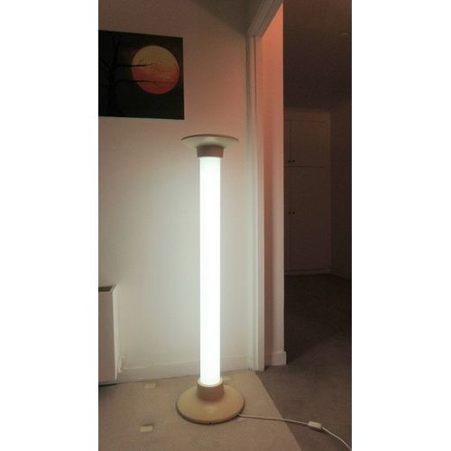 Colonne Lumineuse D'ambiance De 135 Cm De Haut Et Consommant 40 Watts.