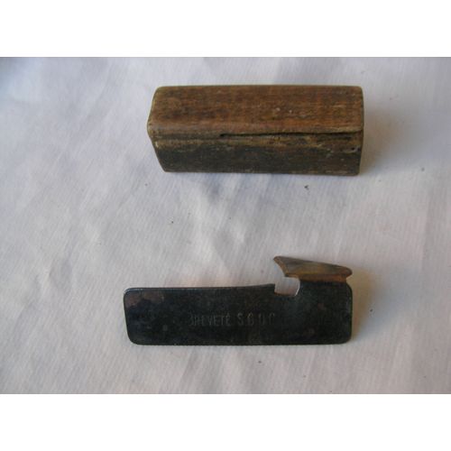 Ww1 France Ouvre-Boïte Règlementaire De Soldat Francais " Darqué " Sur Son Support Bois Personnalisé Rare Be