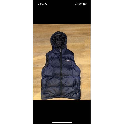 Doudoune Manche Courte Schott N.Y.C Avec Une Couleur Bleu Marine Et Noir A L’Intérieur . Contient 2 Poches Avec Fermetures À L’Intérieur Et Deux À L’Extérieur De La Même Façon. Taille Xs Homme.