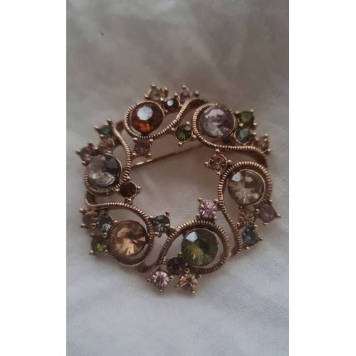 Broche Dorée Sertie De Pierres Multicouleures