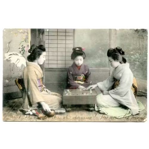 Carte Postale Ancienne - Trois Geisha Jouant - Japon