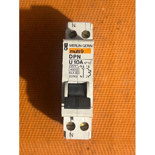 Disjoncteur 10 A merlin gerin 
