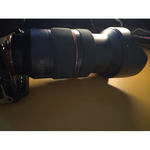 L'objectif Samyang AF 24-70 mm f/2.8 FE offre une construction de 17 éléments, une ouverture f/2.8, un autofocus STM et un poids de 1,027 g. Monture Sony FE.