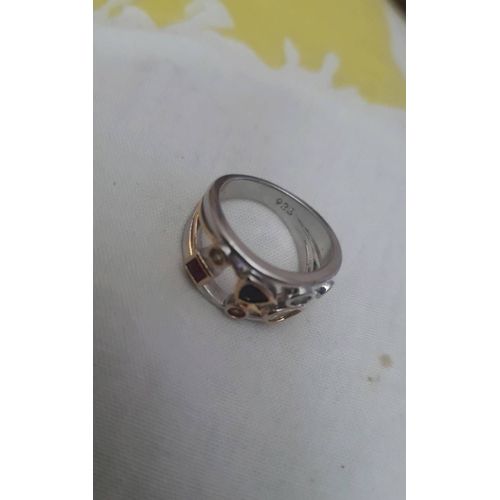 Unejolie Bague En Argent Sertie De Pierres Multicouleures