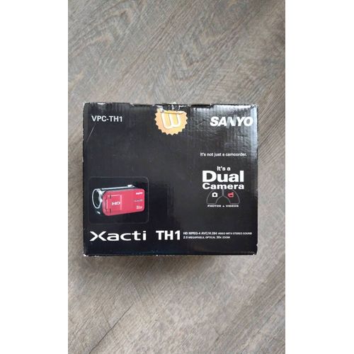 Sanyo Xacti VPC-TH1 - Caméscope - 720 p - 1.1 MP - 30x zoom optique - carte Flash - rouge