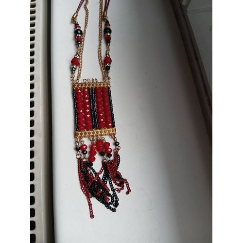 Collier Rouge Et Noir Pendentif Rectangulaire