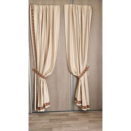 Double Rideaux En Soie Beige Clair, Romantiques, Occultants Avec Embrasses.