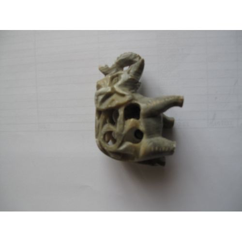 Petite statuette Eléphant couleur jade