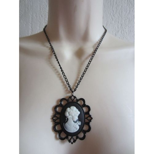 Collier Noir Avec Cabochon En Camée