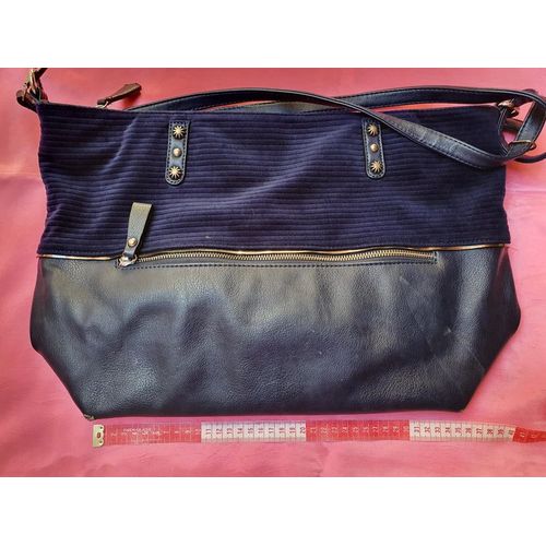 Sac bleu marine sur épaule