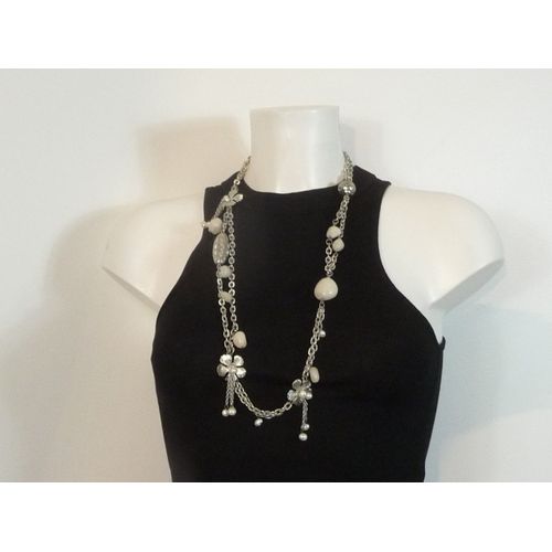 Collier/ Sautoir En Métal Argenté Et Ses Fleurs Et Pierres Blanches