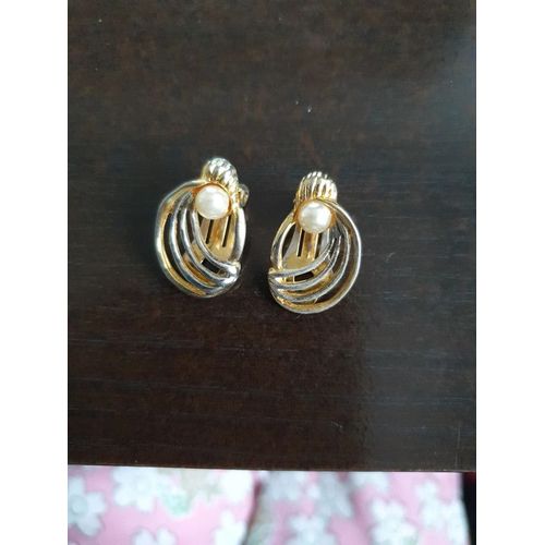 Boucles D'oreilles Dorées Avec Perle