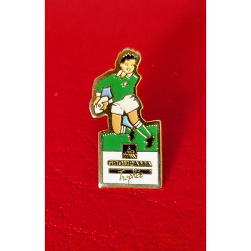 Pins Rugby, Trophee, Pins Sport. Société, Sponsor, Banque Groupama. Signé Street. Rare