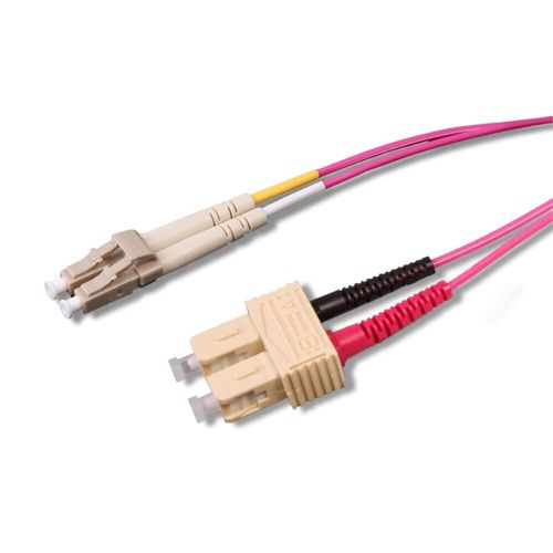 Uniformatic - Câble réseau - SC multi-mode (M) pour LC multi-mode (M) - 5 m - fibre optique - 50 / 125 microns - OM4 - sans halogène - rose fuchsia
