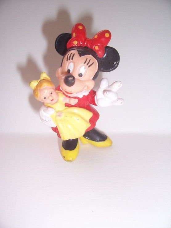 Minnie Figurine Avec Bebe Dans Les Bras 6 5 Cm Rakuten
