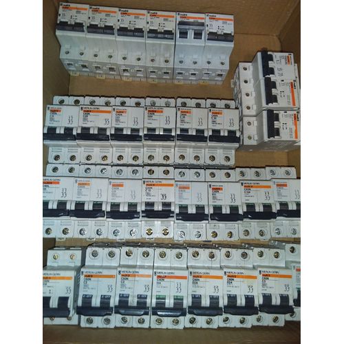 Disjoncteurs MERLIN GERIN MULTI 9