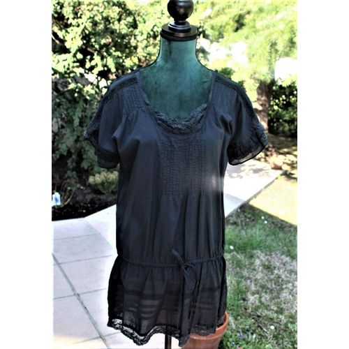 Blouse/Tunique Noire Caroll Rehaussèe De Dentelle Et Petits Boutons Sur Les Épaules..Taille Étiquetèe: 40.