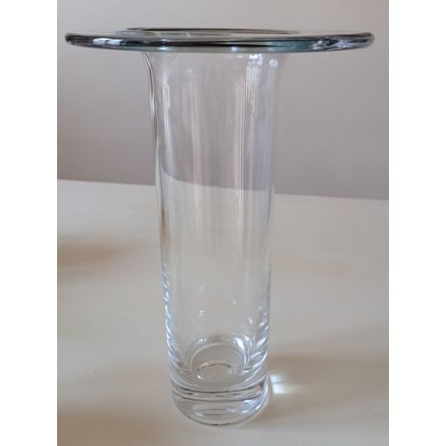 Vase cylindrique en verre transparent épais. Modèle unique