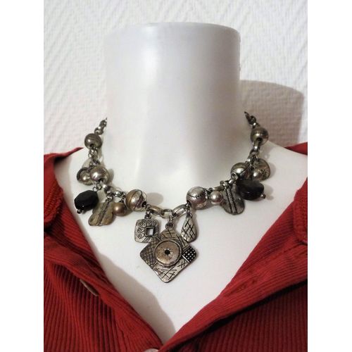 Collier Avec Ses Breloques En Métal Argenté Vieilli