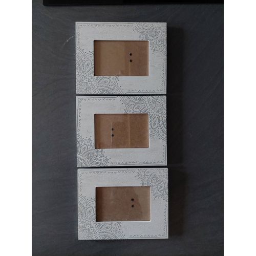 Lot de 3 cadres identiques en bois peint ethnique gris sur fond blanc/crème