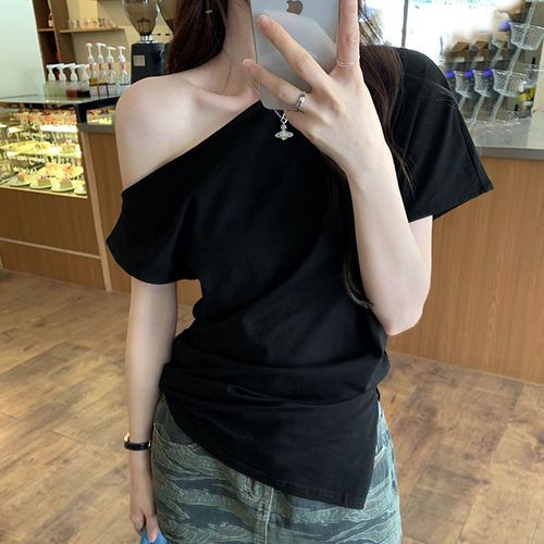 T-Shirt À Manches Courtes À Épaules Dénudées Irrégulières Avec Fente Latérale Pour Femmes Dans Une Niche D'été De Style Paresseux Beau Haut