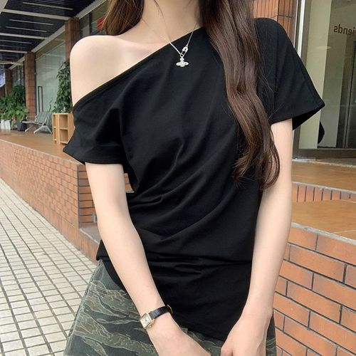 T-Shirt À Manches Courtes À Épaules Dénudées Irrégulières Avec Fente Latérale Pour Femmes Dans Une Niche D'été De Style Paresseux Beau Haut