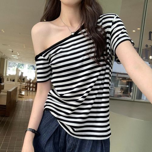 T-Shirt À Manches Courtes À Rayures De Style Coréen Pour Femme Avec Un Design Asymétrique, Une Fille Douce Et Épicée, Une Niche À Épaules Dénudées