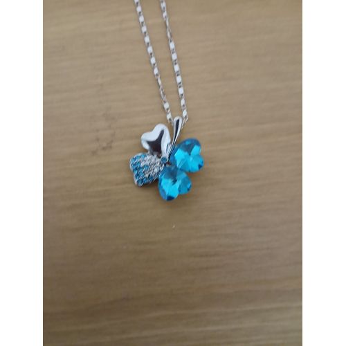 Collier Avec Un Pendentif Trèfle