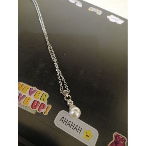 Collier Avec Une Perle En Pendentif
