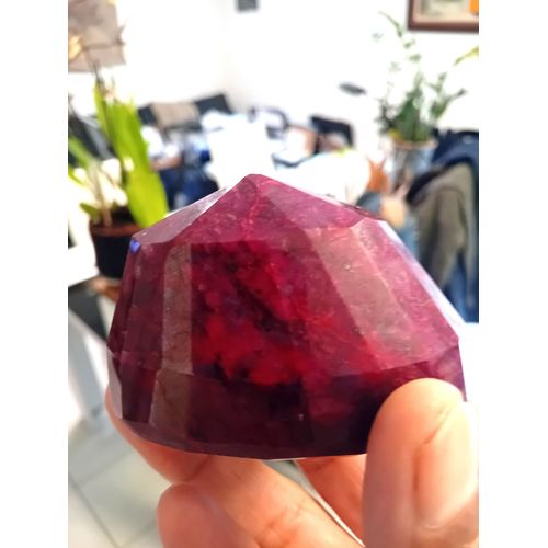 1705.00 Ct Rubis Naturel Pierre Géante Rouge Sang Rubis Ovale Poli ( 8cmx6 Cmx5cm Poids :341 Gr)